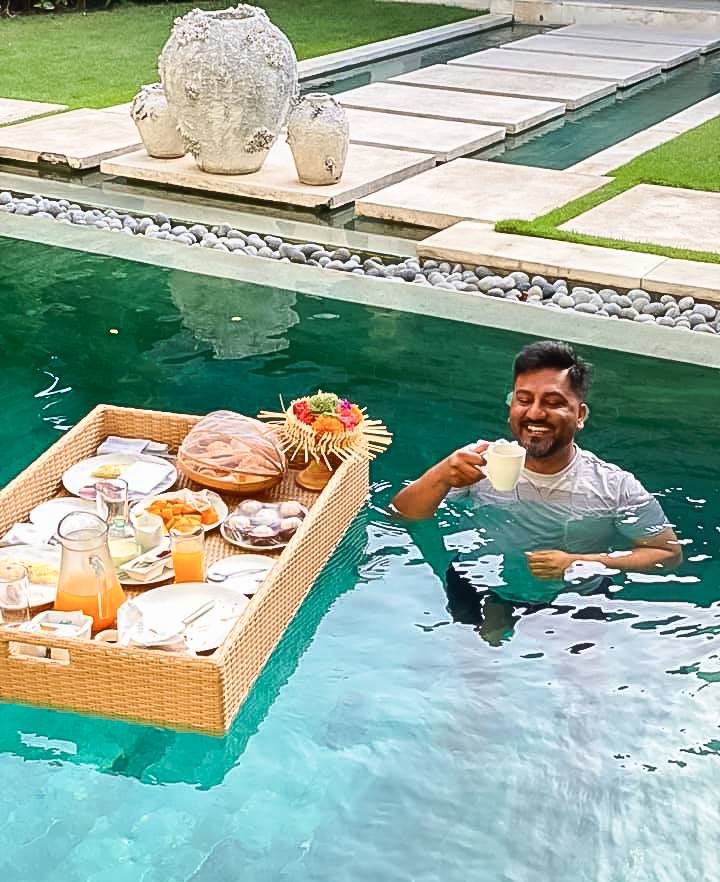 Nyaman-villas-floating-breakfast