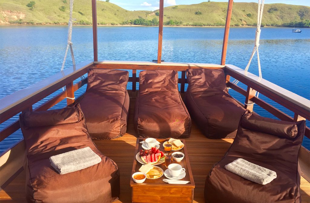 breakfast-time-at-nyaman-boat