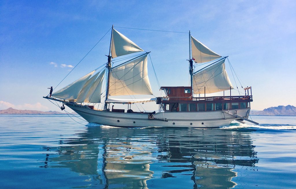 nyaman-boat-on-flores-sea-exploring-komodo-national-park