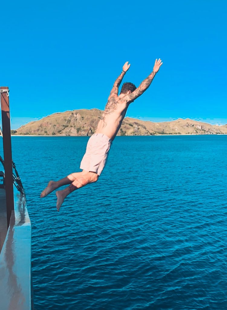 jumping-into-the-sea-nyaman-boat-fun-trip