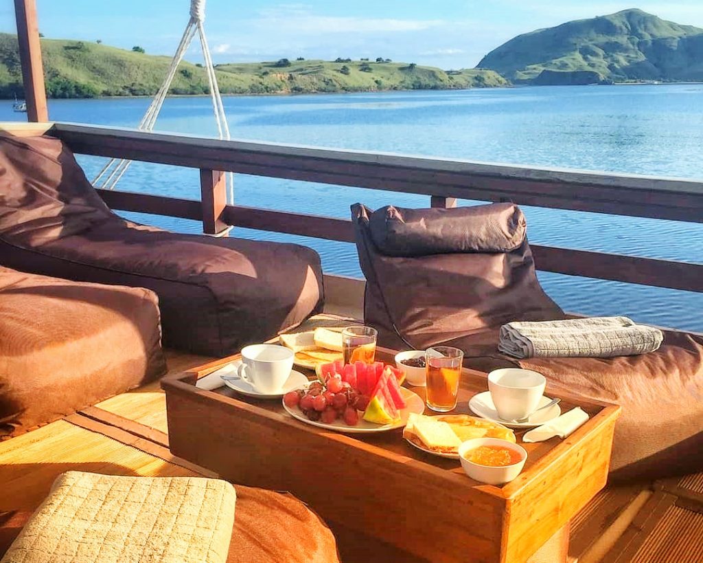 nyaman-boat-morning-floating-breakfast