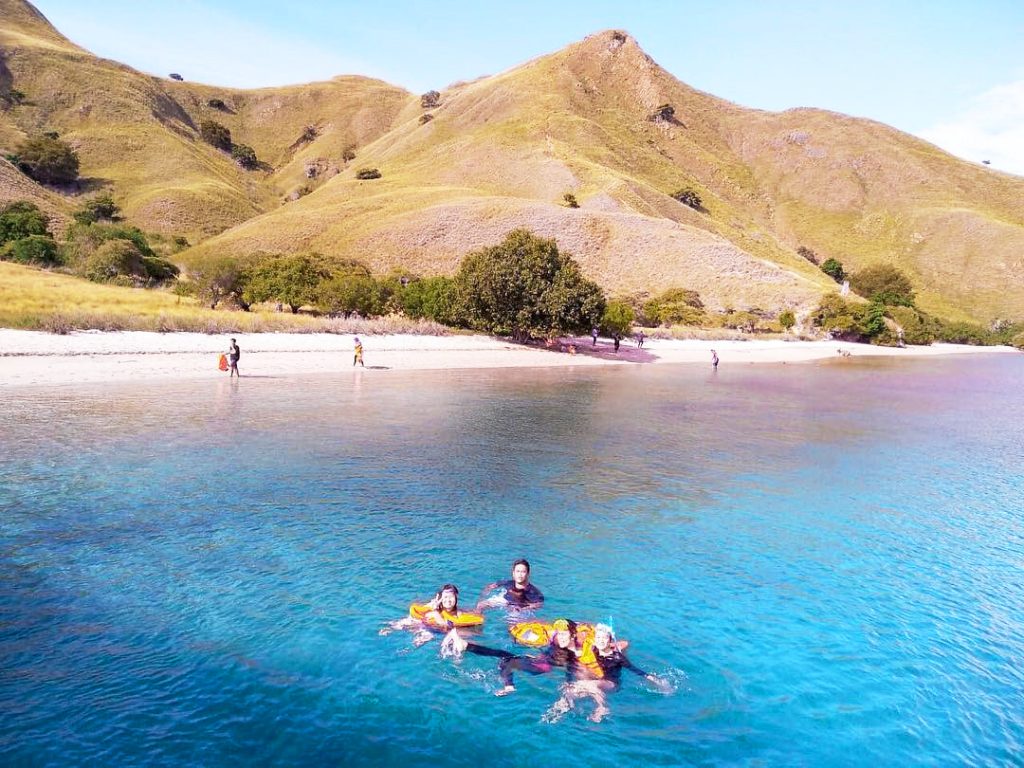 swimming-with-friends-at-Gili-Lawa-Flores-Komodo