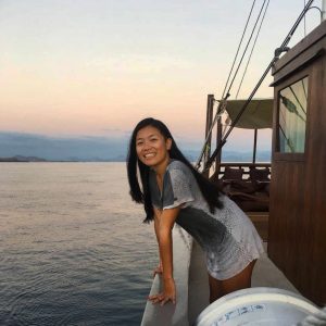 woman-smiling-at-nyaman-boat-komodo