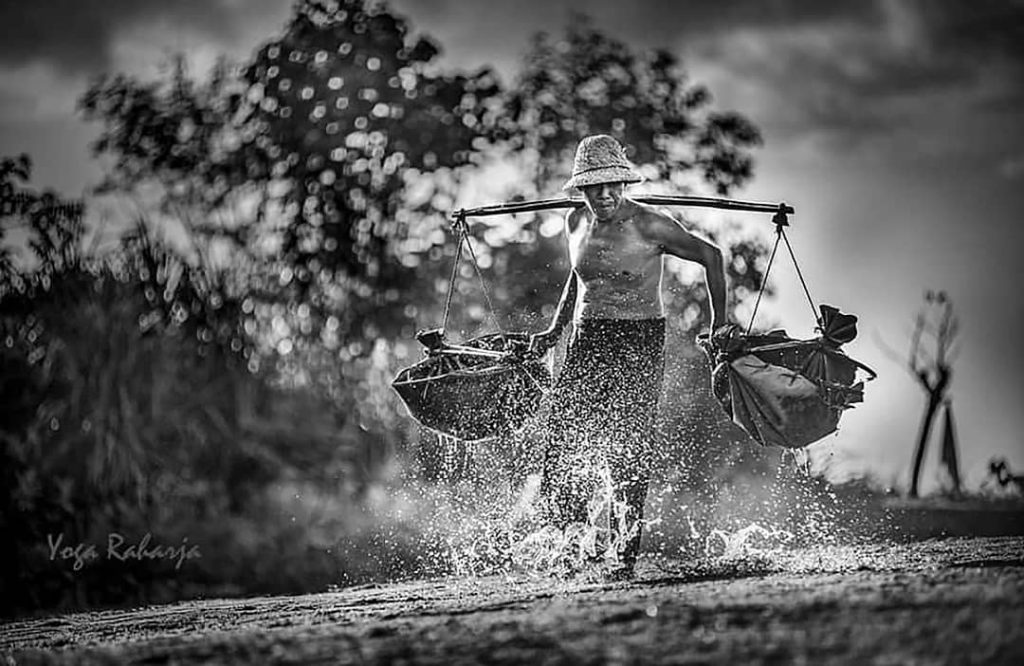 Indonesian-farmer-photo-by-Yoga-Raharja
